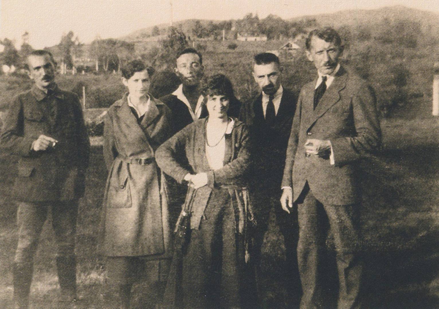 Иван Чмола (второй справа) и Евгений Коновалец (первый справа) в Ворохте. 1920-е