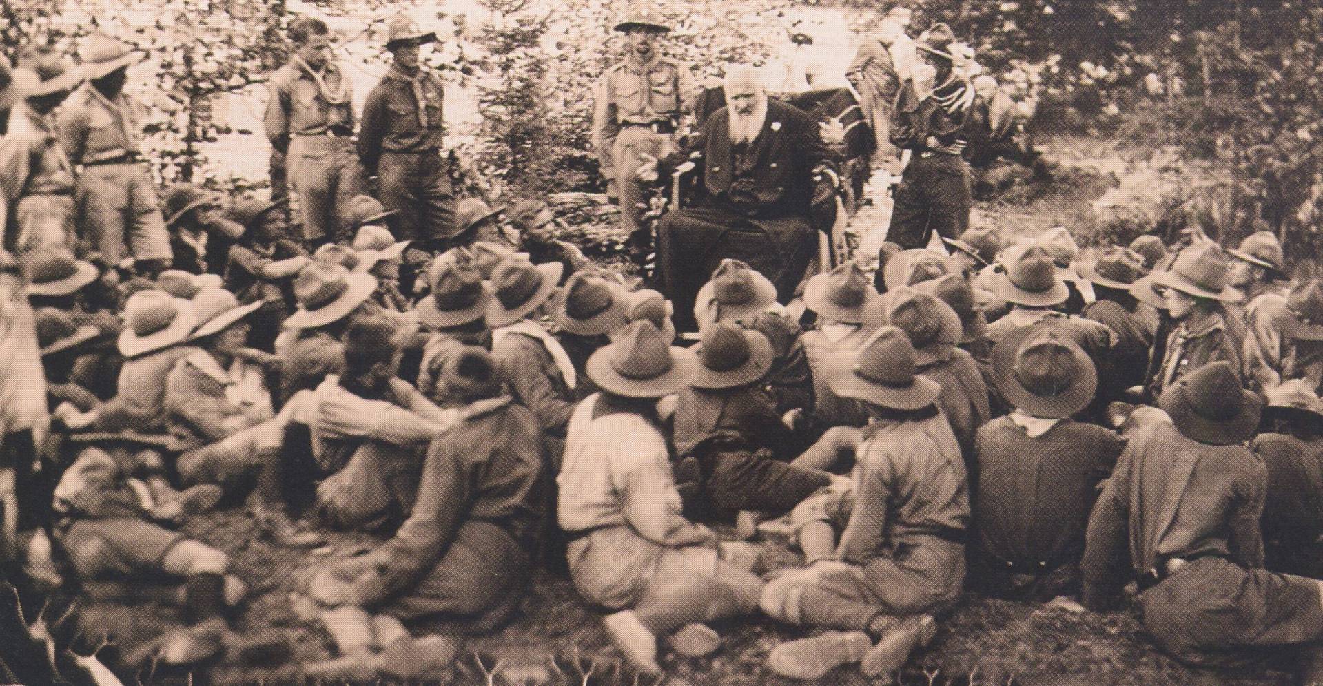 Митрополит Андрей Шептицкий с членами украинской организации «Пласт» после награждения пластовской «свастикой благодарности». 1929