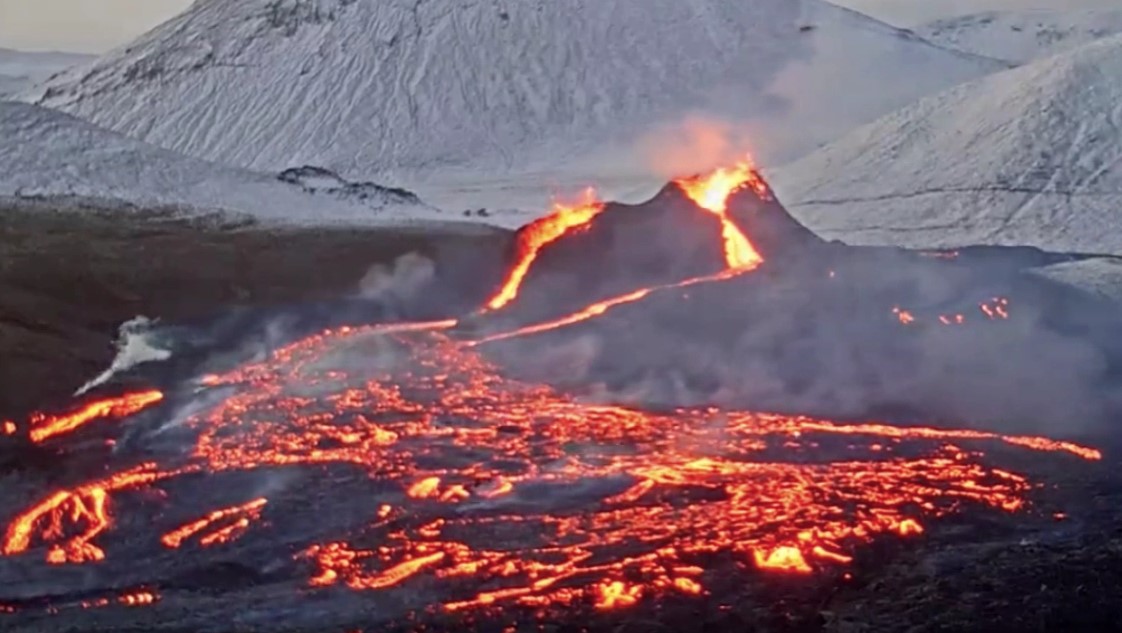 Извержение в долине Гелдингадалур, Исландия.  25 марта 2021 г 