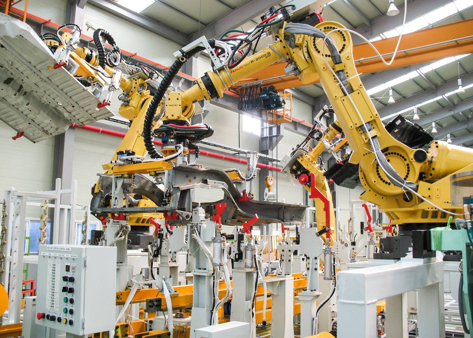 Работающие промышленные роботы FANUC модели R2000iB