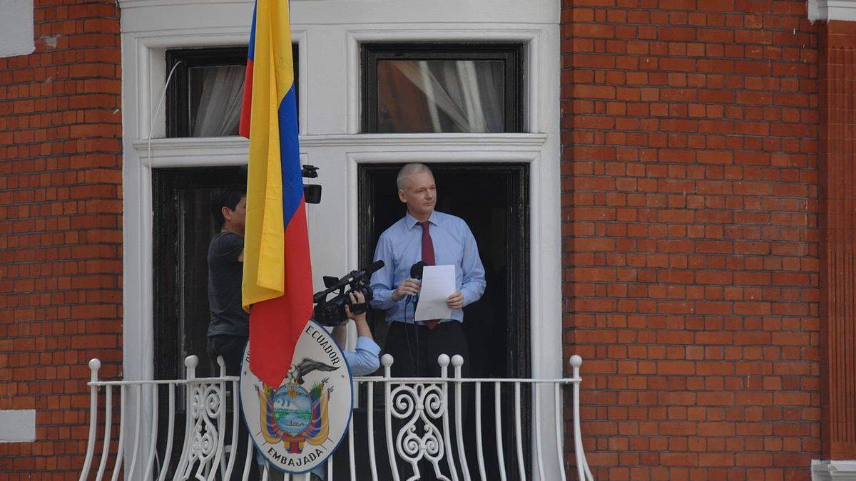 Джулиан Ассанж выступает с балкона эквадорского посольства, 19.08.2012