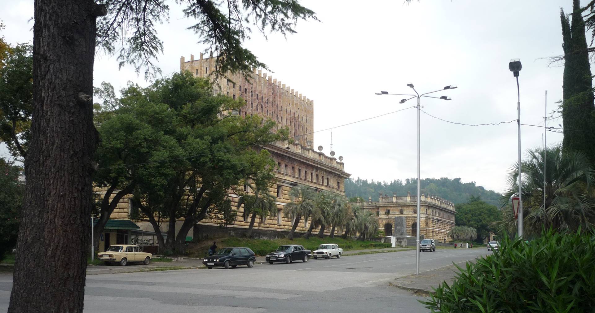 Площадь Свободы, здание парламента Абхазии