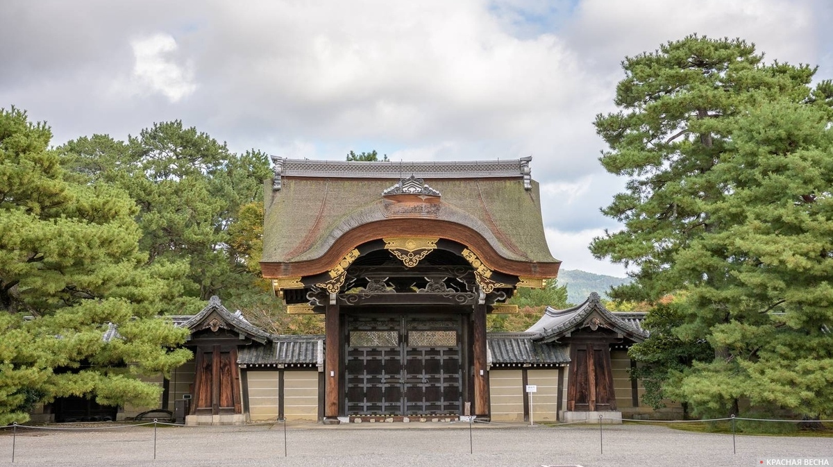 Ворота ограды императорского дворца, Киото, Япония