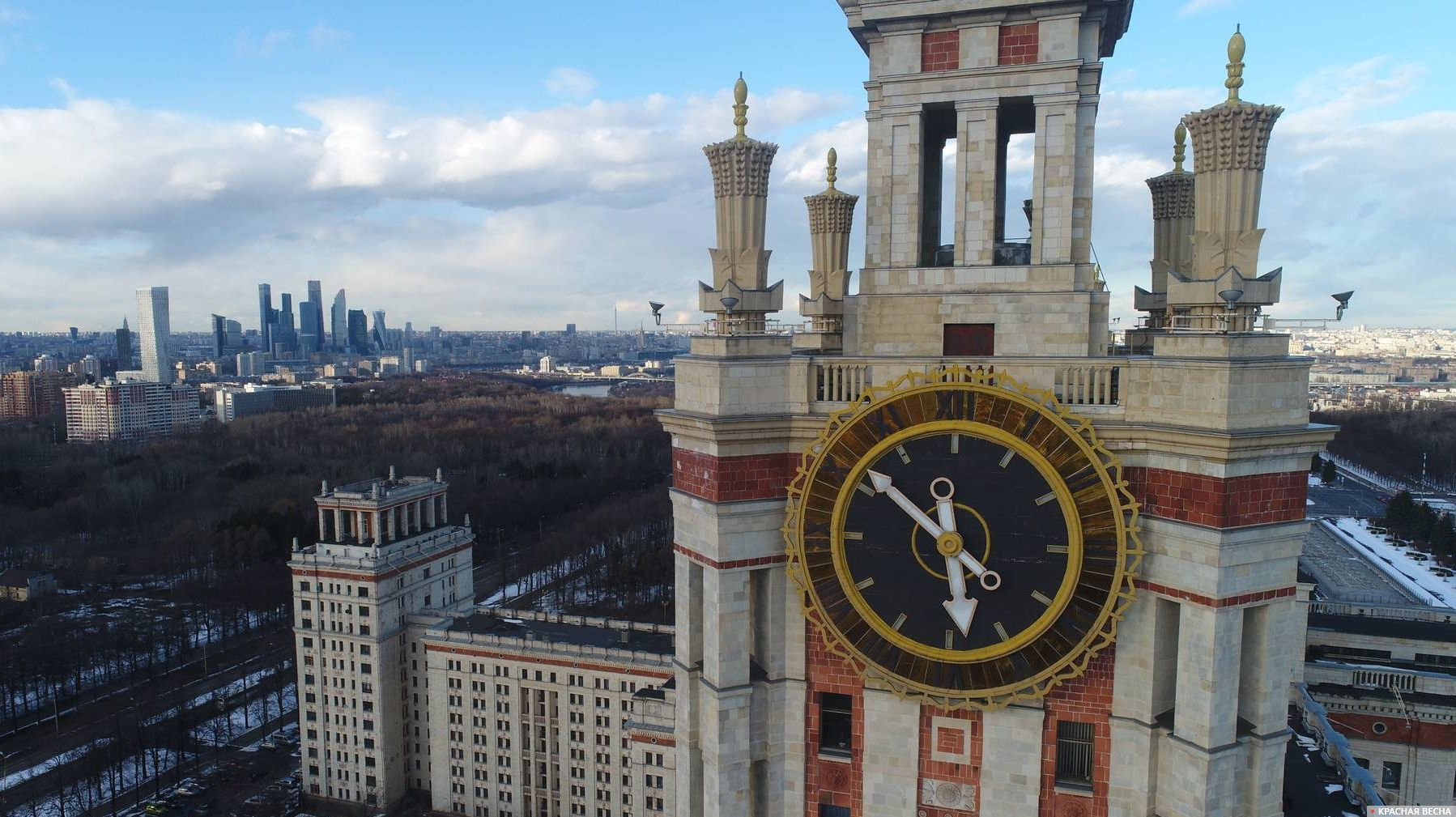 Часы здания МГУ имени Ломоносова в Москве