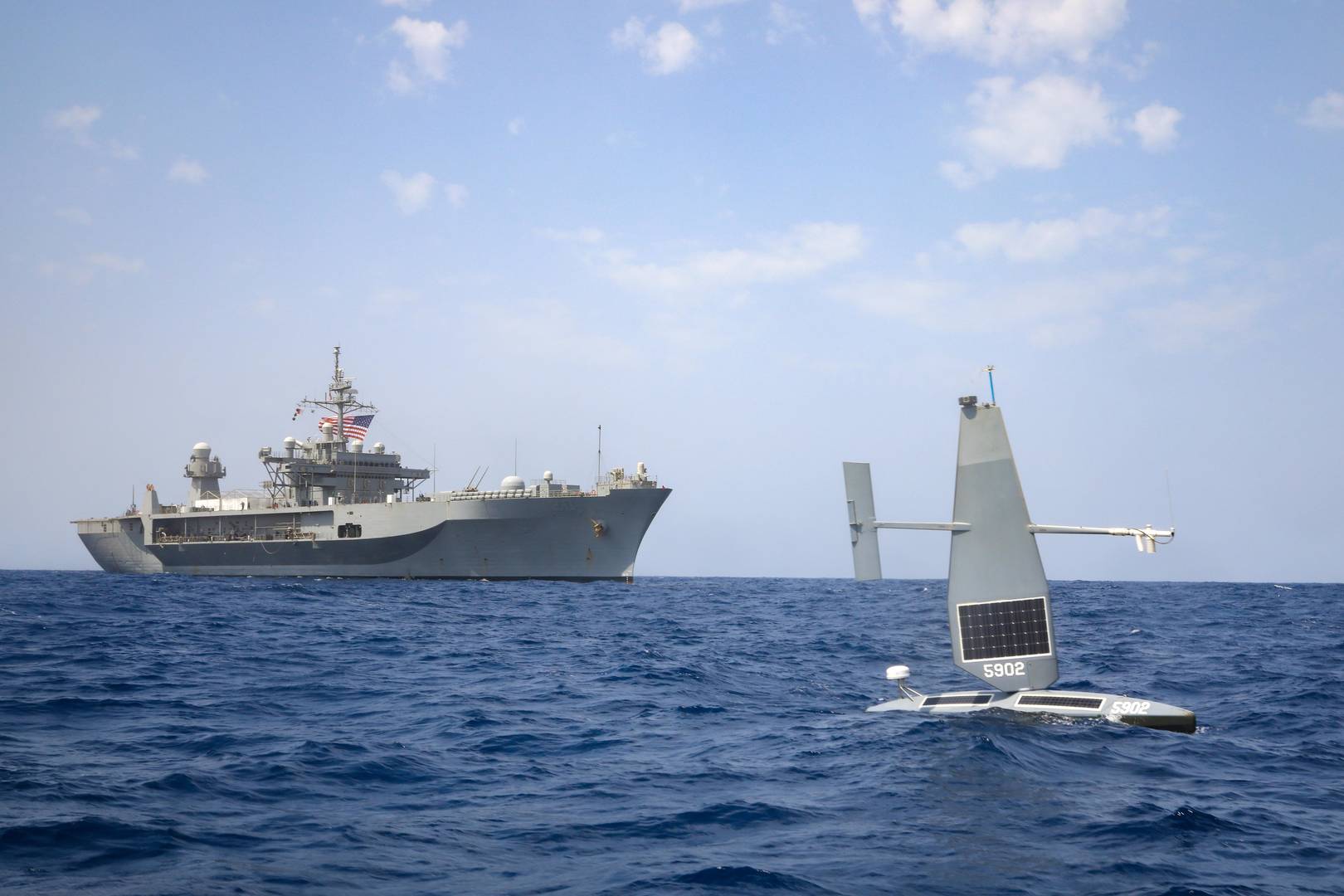 Беспилотный надводный корабль Saildrone Explorer и командный десантный корабль USS Mount Whitney (LCC 20) взаимодействуют в Красном море