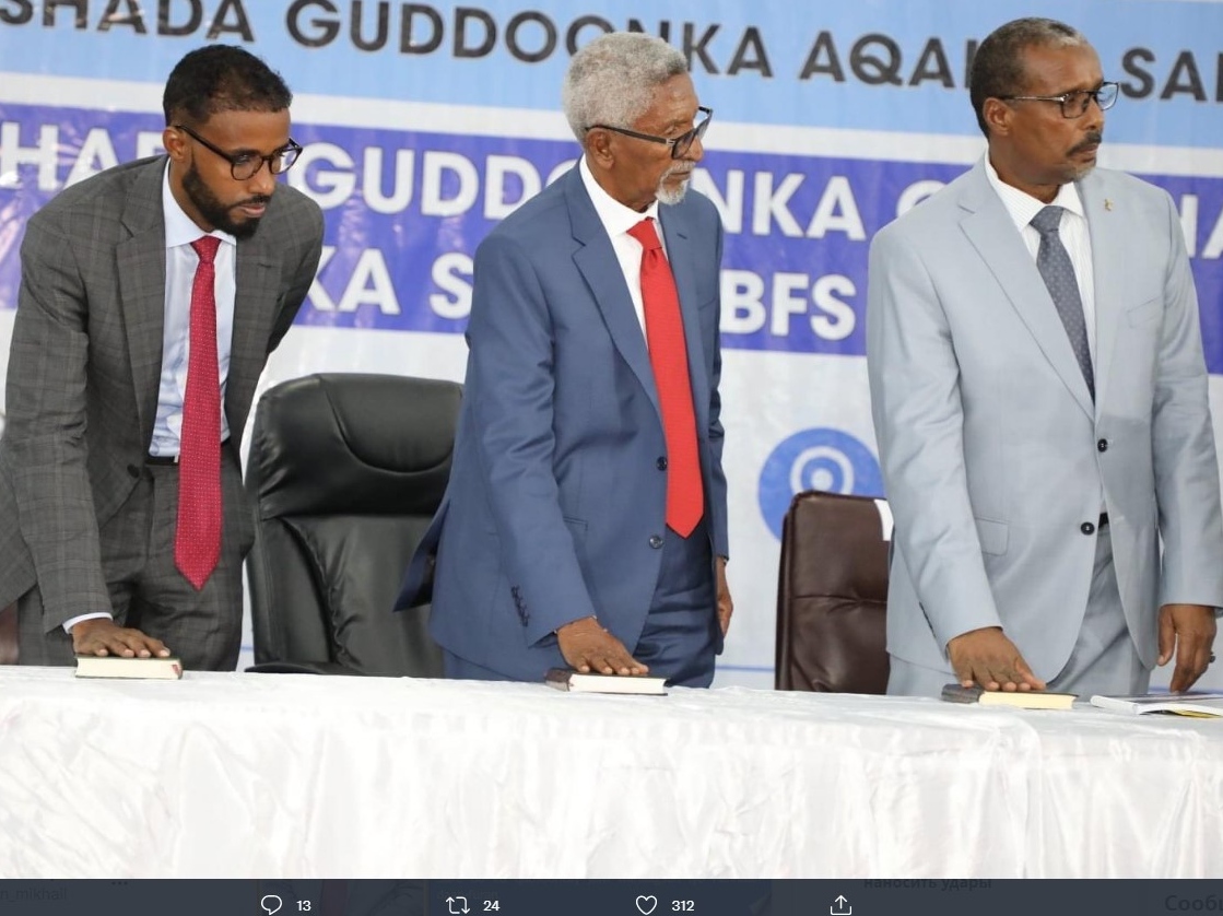 Спикер сената верховной палаты Сомали Абди Хаши Абдуллахи (в центре)