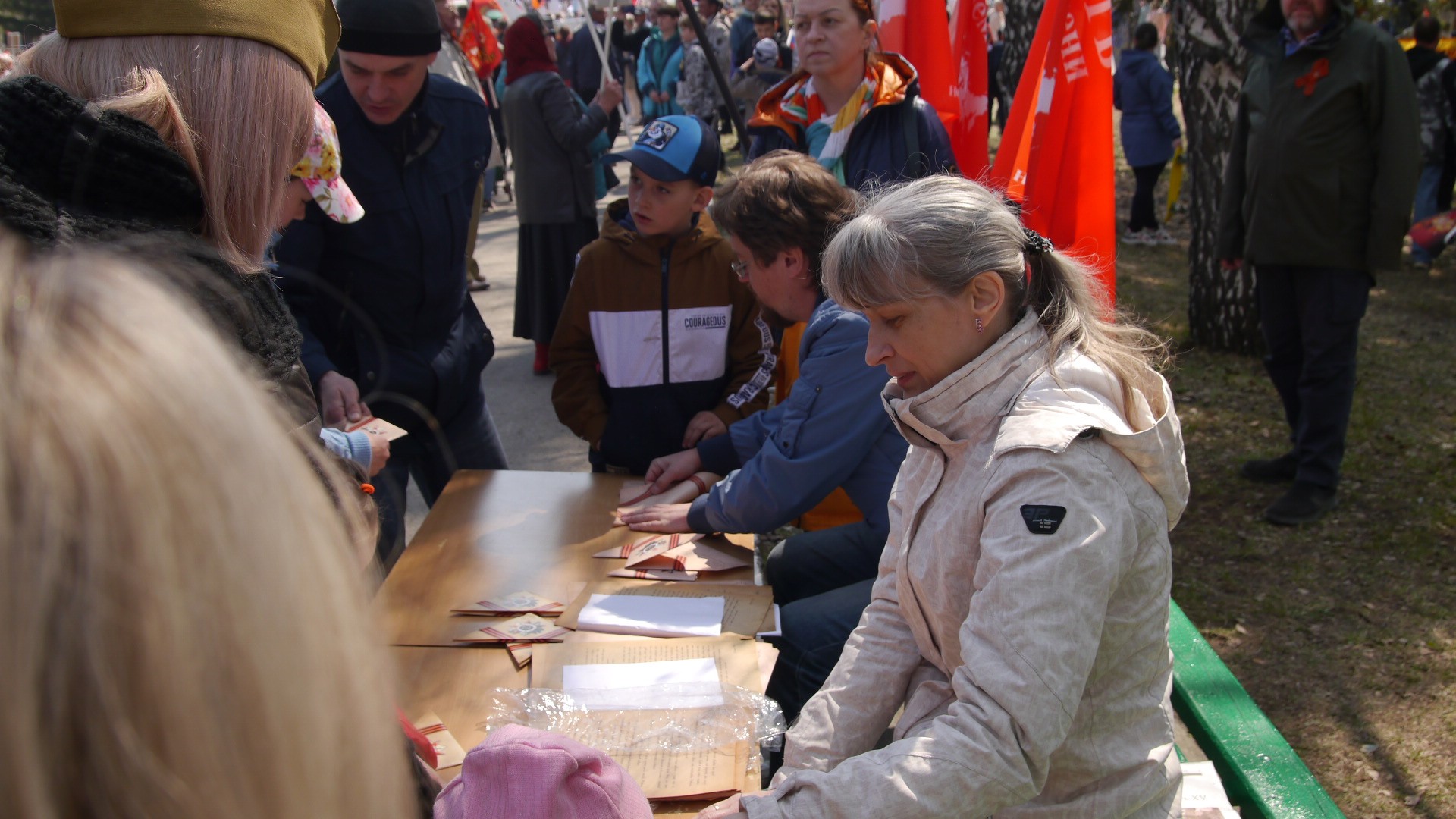 Бердск, активисты РВС раздают письма с фронта.