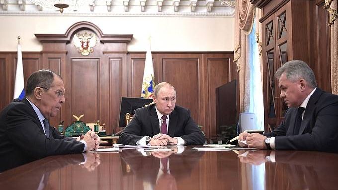 Владимир Путин с Сергеем Лавровым и Сергеем Шойгу