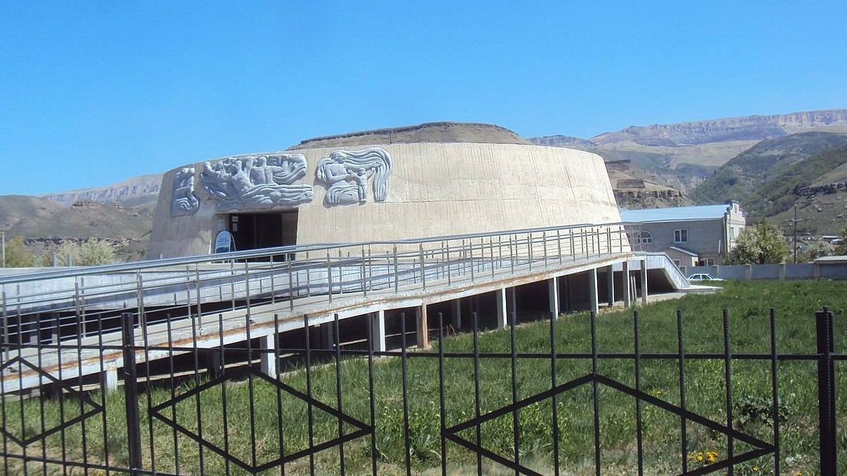 Здание музея-памятника защитникам перевалов Кавказа в виде дота