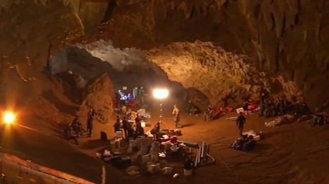 Персонал и оборудование входной камеры пещеры Тхам Луанг во время спасательных работ 26–27 июня 2018 года