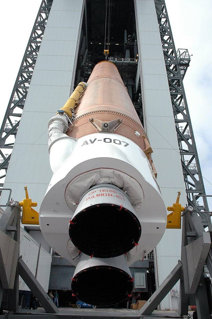 Установка первой ступени Атлас-5 с двигателями РД-180