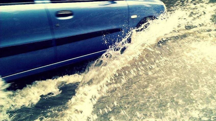 Автомобиль в воде