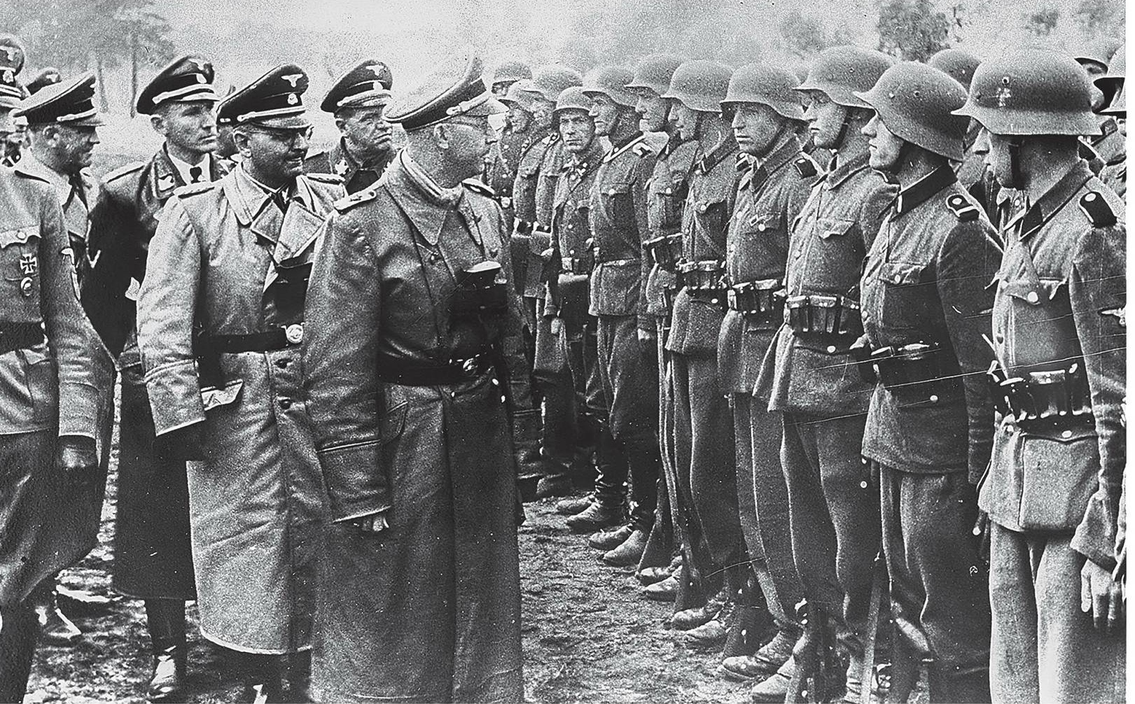 Рейхсфюрер СС Генрих Гиммлер на смотре войск дивизии СС Галичина(организация, деятельность которой запрещена в РФ)май 1944