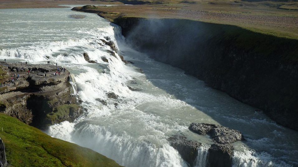 Падение реки с равнины в водопад. Водопад Гюдльфосс, Исландия