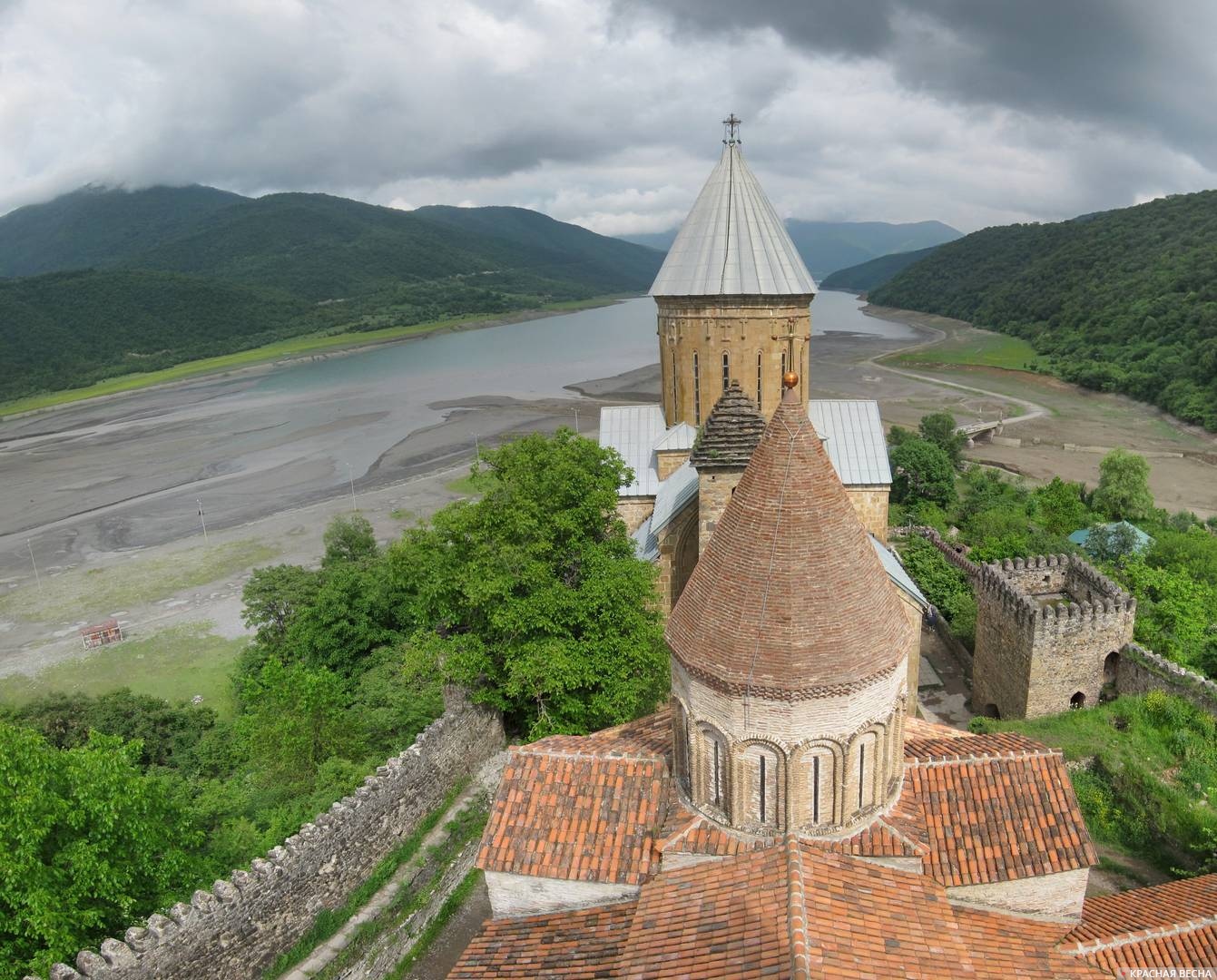 Крепость и церковь. Ананури, XVI–XVII в. в. Грузия.