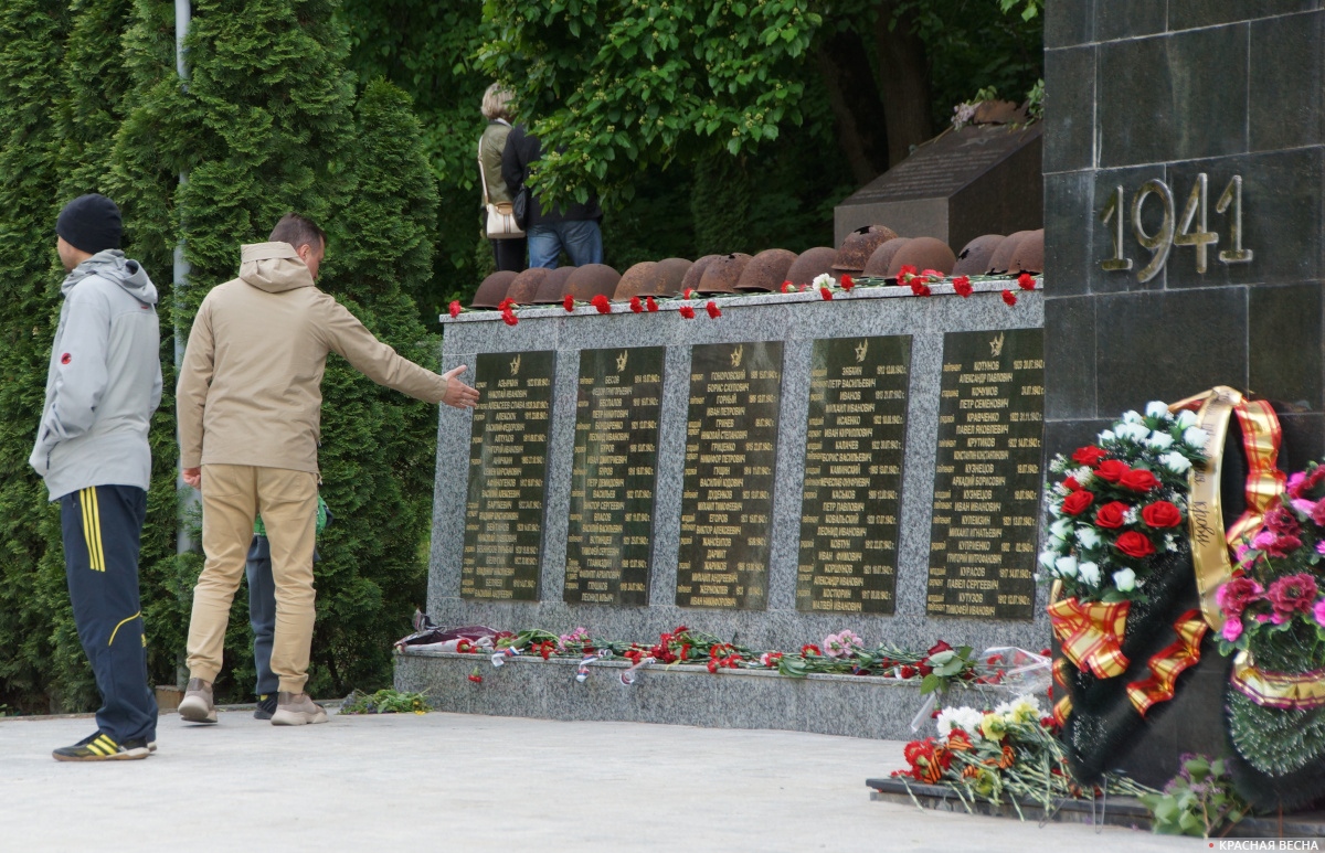 Разговор с сыном. Мемориал в Центральном парке, Воронеж, 9 мая 2024 года