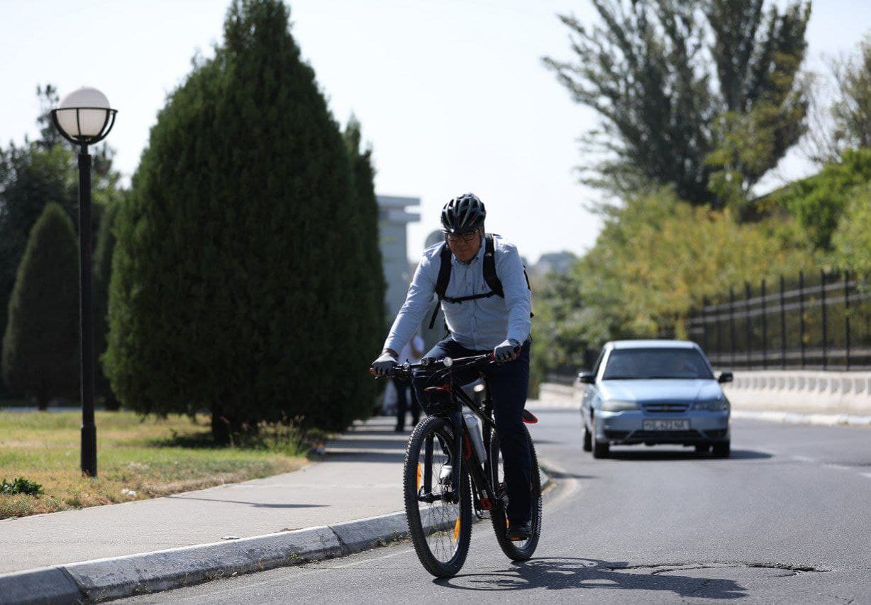 Министр туризма и спорта Азиз Абдухакимов Узбекистана на велосипеде