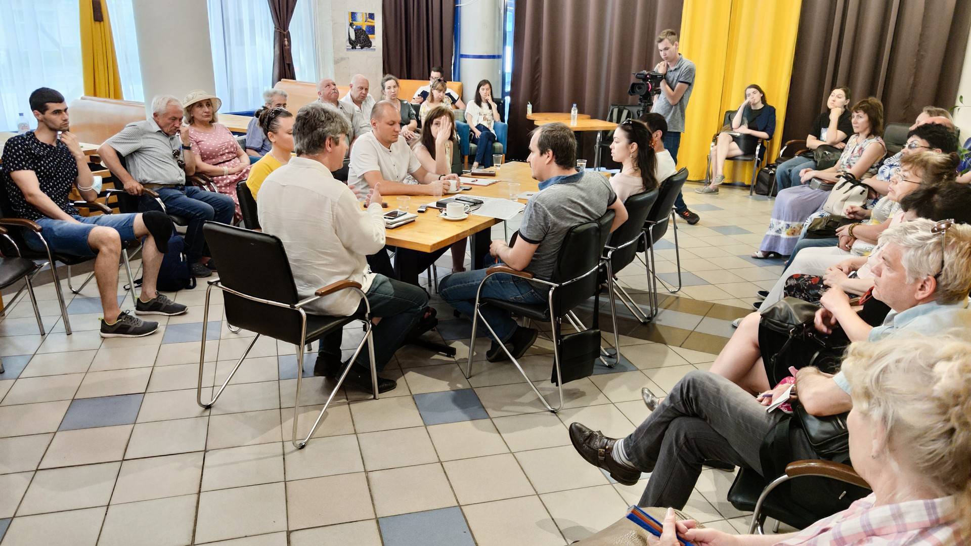Заседание дискуссионного клуба на тему цифровизации образования в Ростове-на-Дону