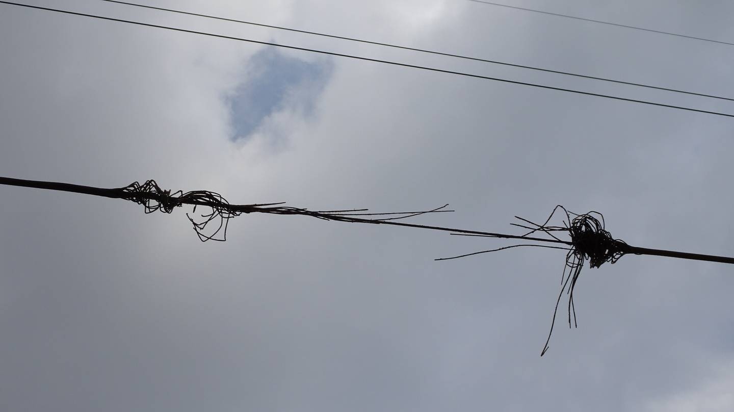 Поврежденная линия электропередач