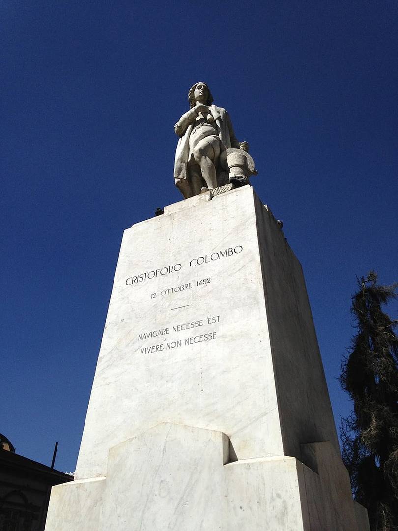 Статуя Колумба в Ла-Пас до осквернения