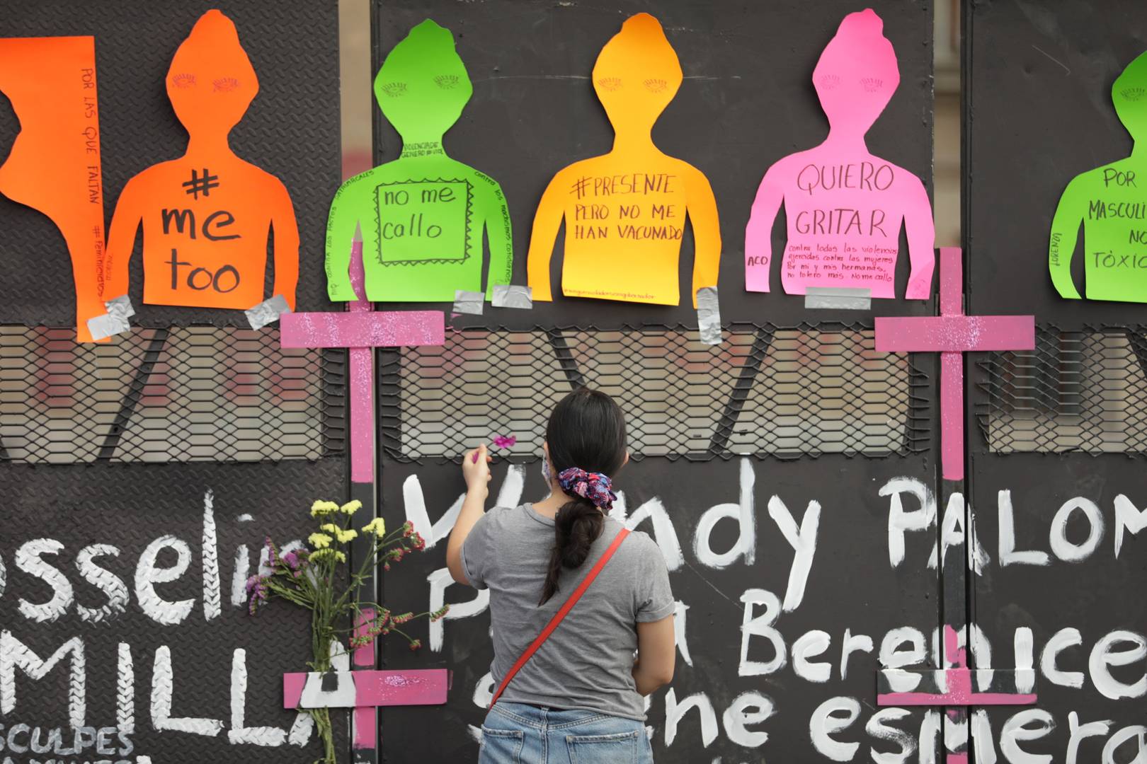 Мексиканки оставляют цветы в память погибшим и пропавшим женщинам