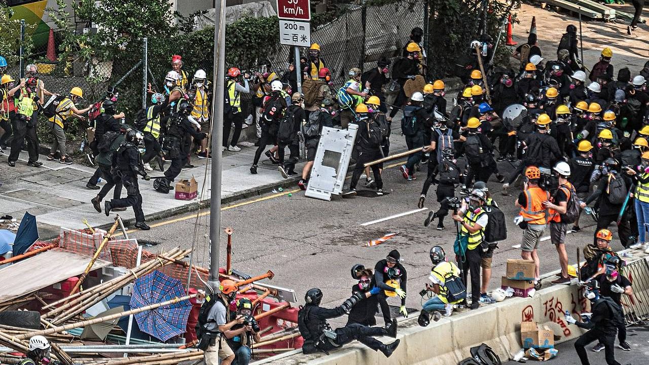 Разгон протестующих в Гонконге