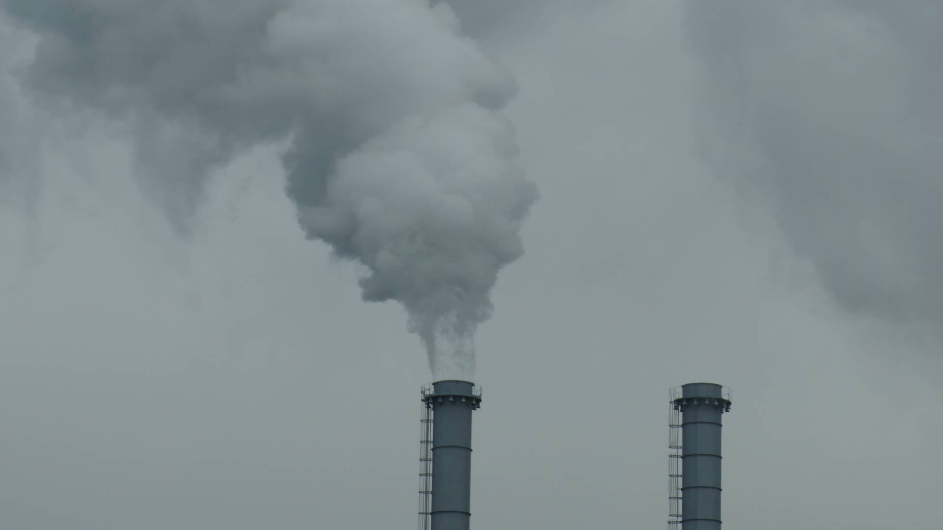 Дым из трубы. Москва. 2018