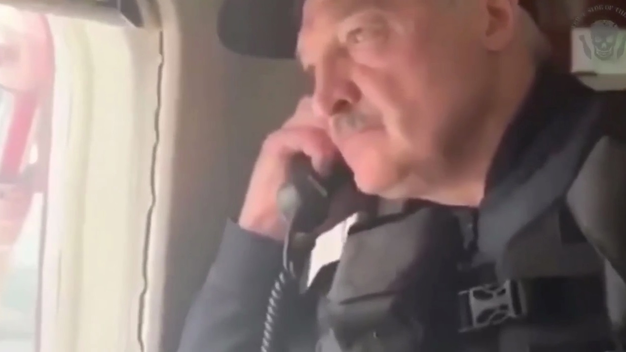 Александр Лукашенко в вертолете