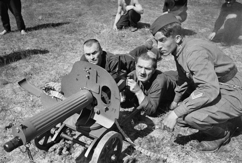 Ополченцы изучают тактику боя с пулеметом «Максим». 1941