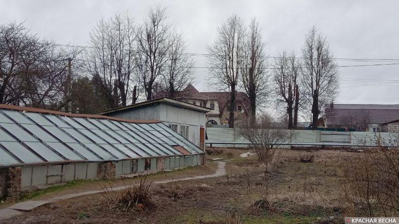 Деревянный домик во дворе школы №1 г.Кондрово