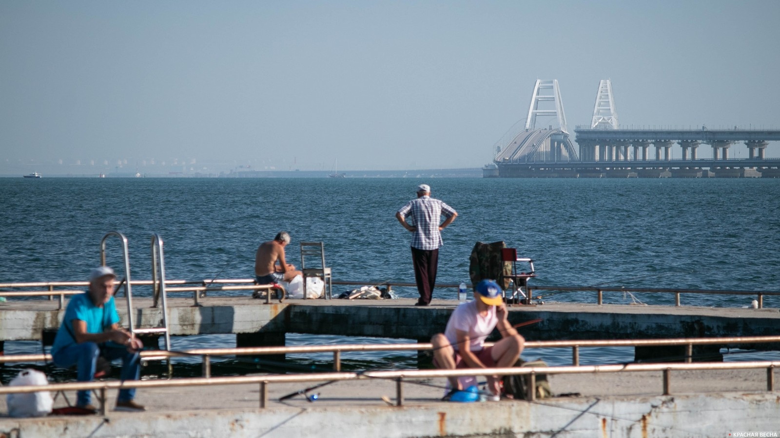 Рыбаки на причале. Крымский мост. Керчь, Крым