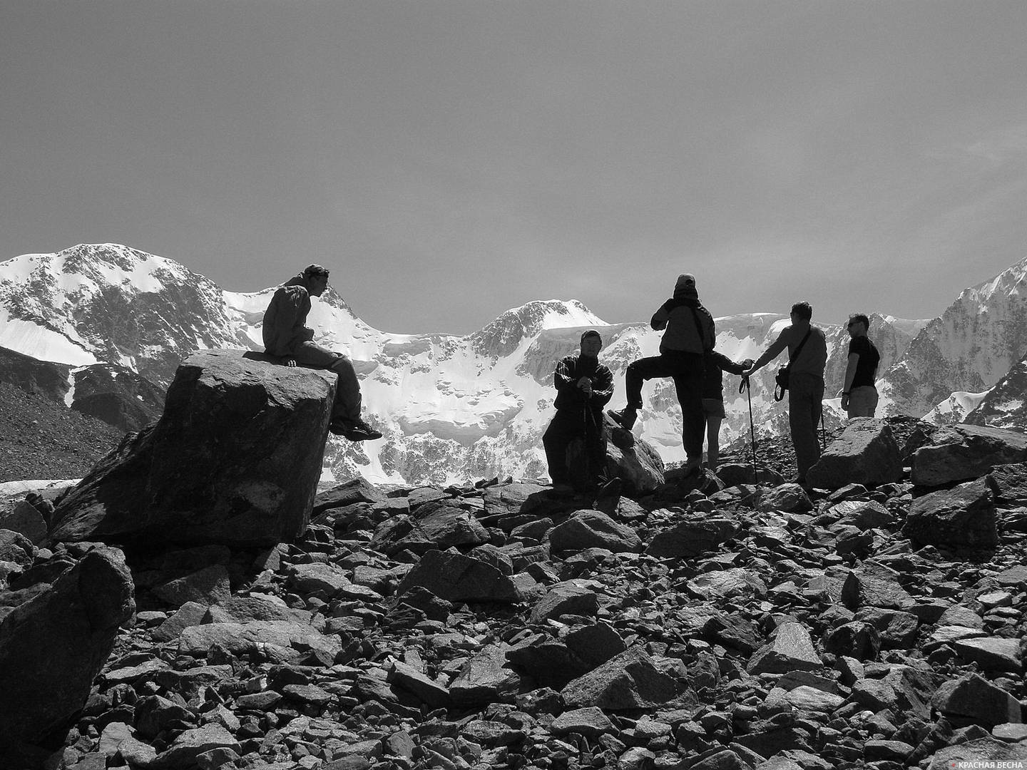 Альпинисты у подножия горы