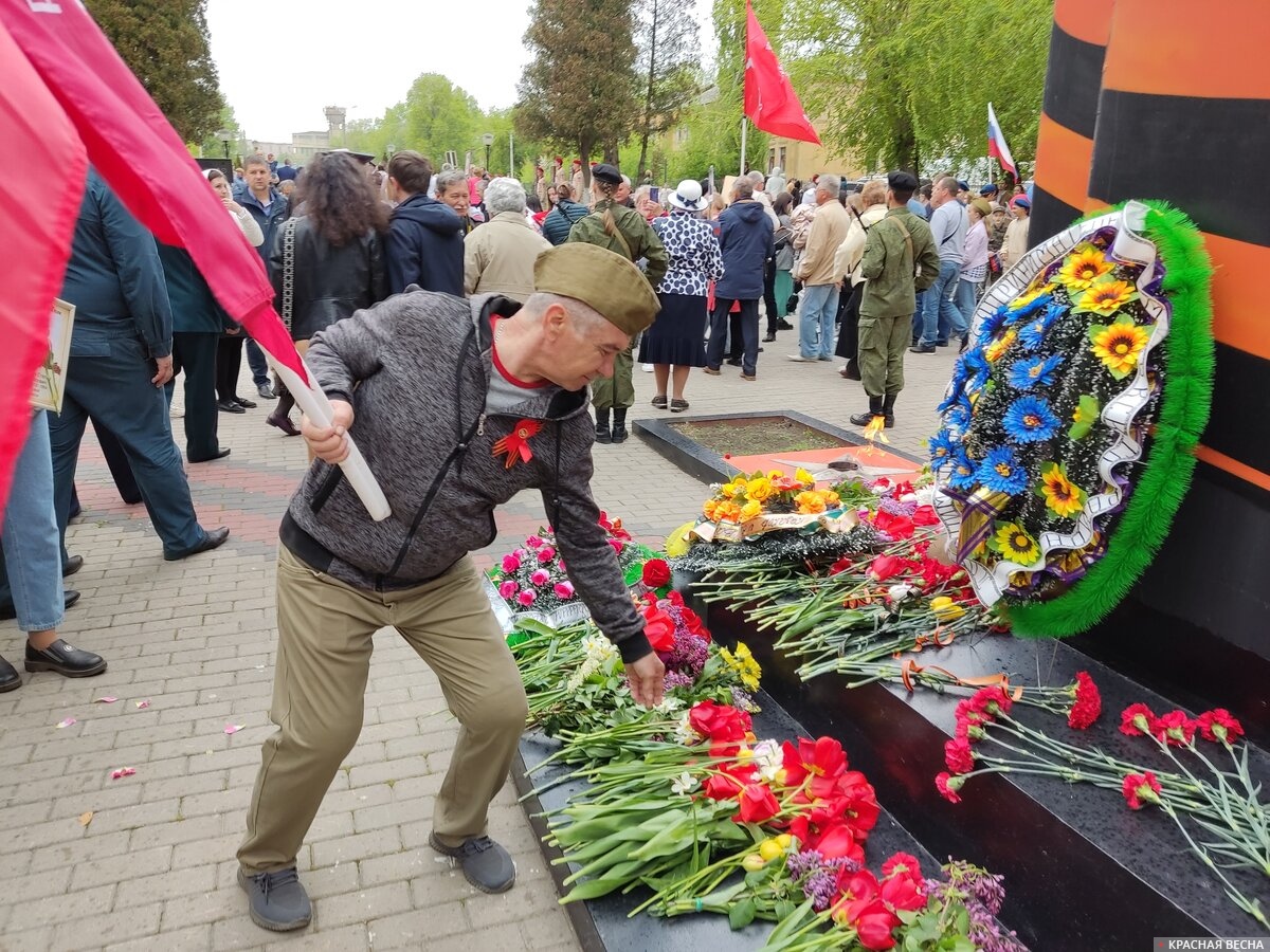 Возложение цветов к братской могиле. Семилуки, Воронежская область, 9 мая 2022