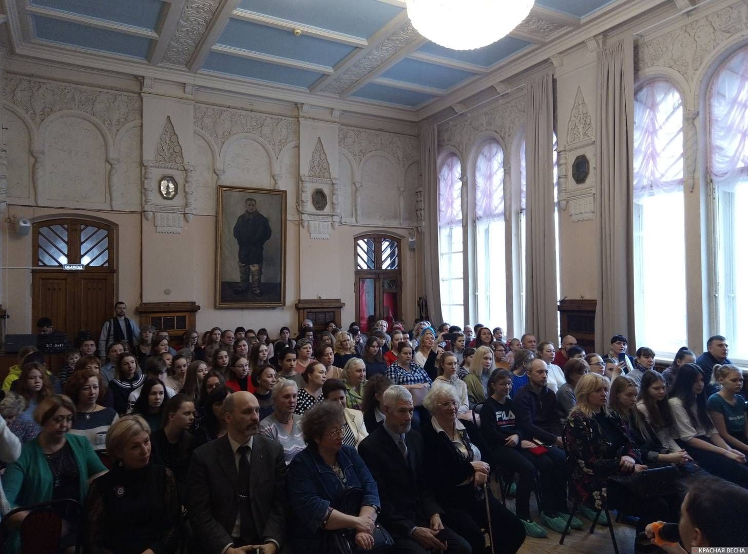 В зале Дворца творчества