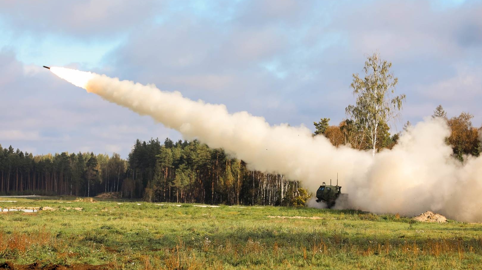Запуск ракеты ATACMS из установки HIMARS