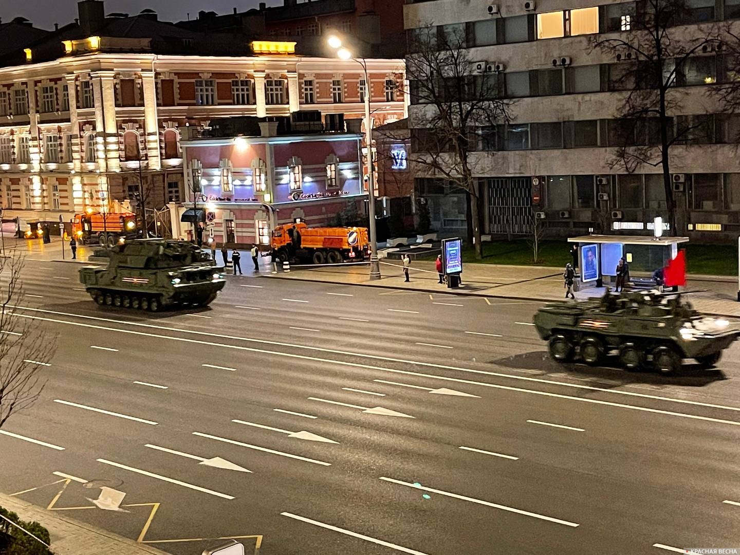 Военная техника движется на Красную площадь по Садовому кольцу