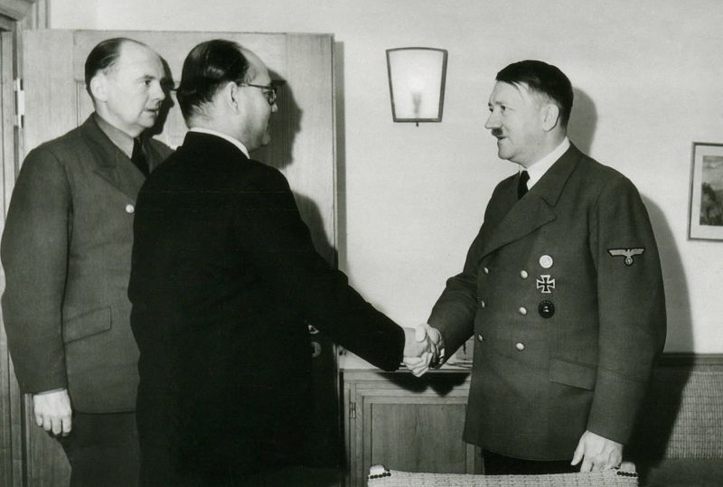 Участник движения за независимость Индии Субхас Чандра Бос на встрече с Адольфом Гитлером. Фото 1942 года