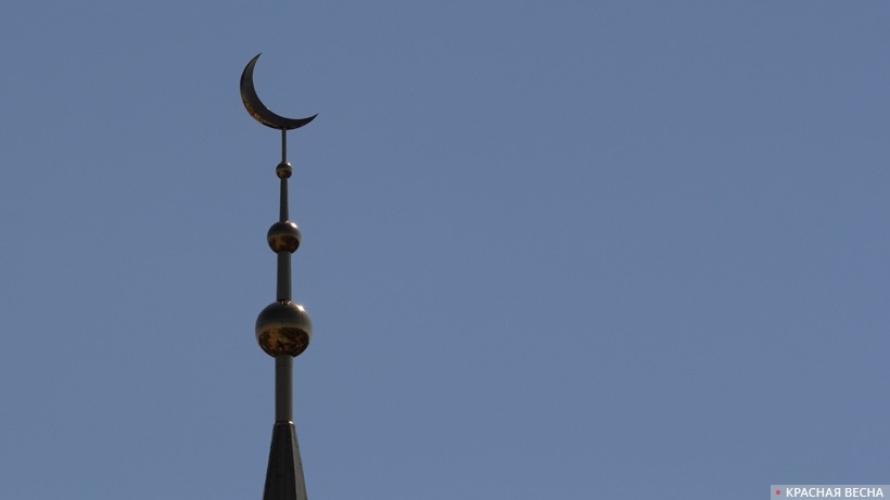 Исламский полумесяц на мечети