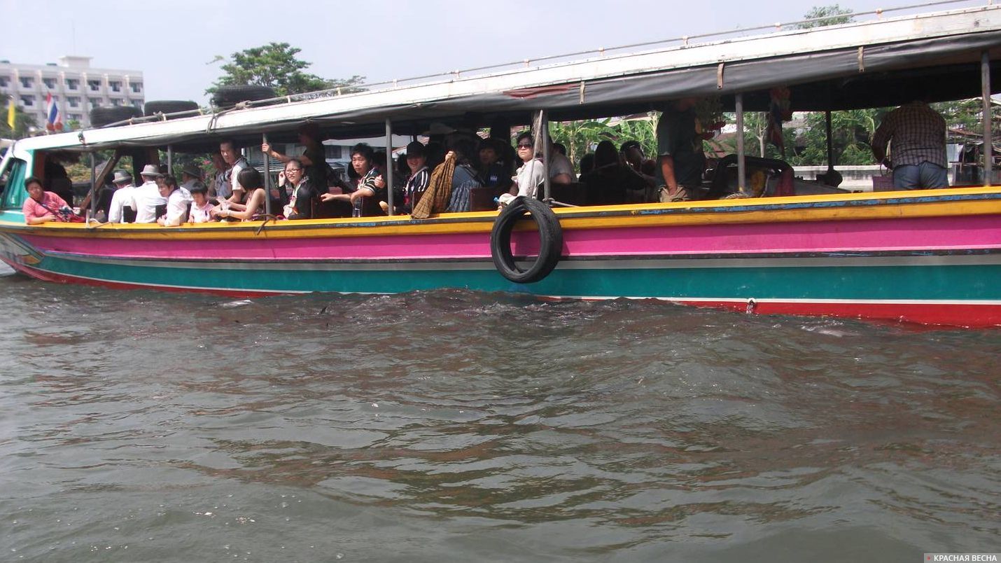 Паром бангкок. Традиционная туристическая лодка паром Бангкок. Страна Таиланд знаменитости. Тайланд Страна дикарей. Санкран в Тайланде продлится 3 недели.