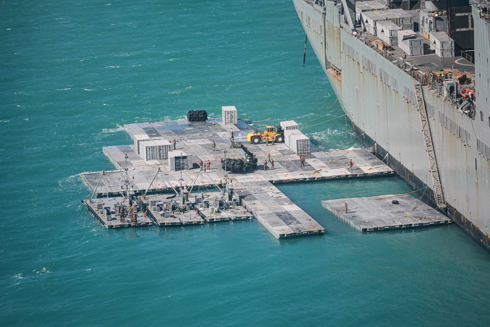 Американские моряки 331-й транспортной роты развертывают плавучий пирс рядом с контейнеровозом «Major Bernard Fisher» у австралийского побережья в 2023 году