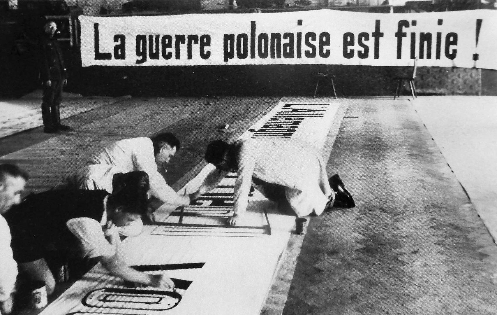 Немцы изготавливают плакаты для французских солдат с надписью на французском: «Польская война закончилась». 1939