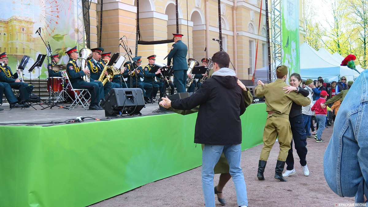 Концерт «А•город жил!» на площадке в Михайловском саду Санкт-Петербурга. 9•мая 2023•года