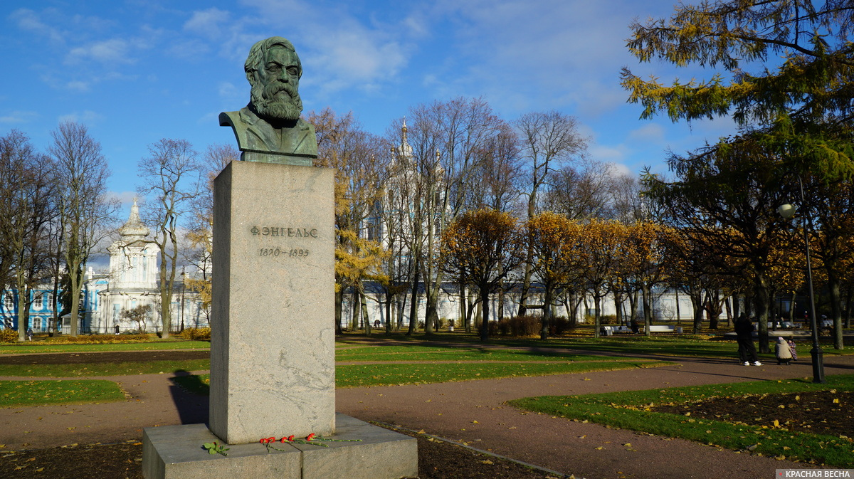 Памятник Фридриху Энгельсу возле Смольного. Санкт-Петербург. 7 ноября 2020 года