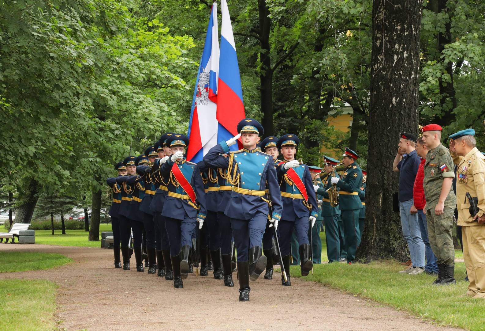 Торжественное прохождение роты почетного караула на митинге в честь Дня ВДВ в Санкт-Петербурге