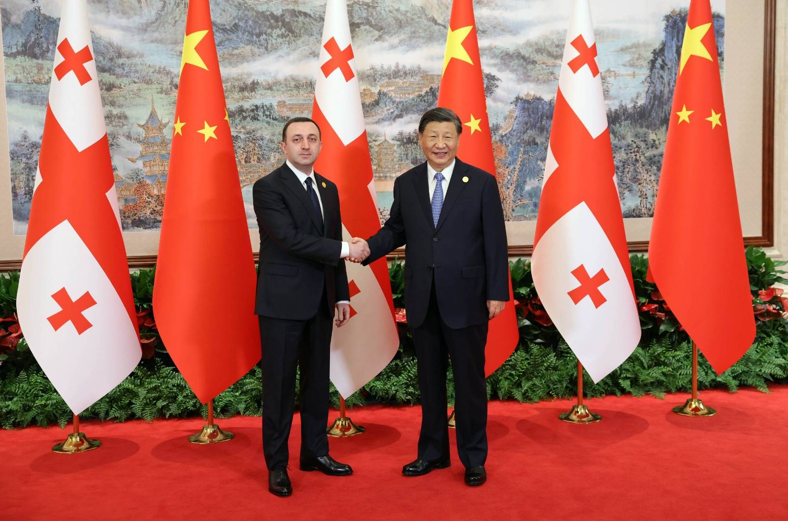 Председатель Китая Си Цзиньпин (справа) и премьер-министр Грузии Ираклий Гарибашвили