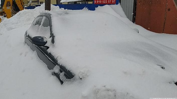 Малоярославец. Машина, занесенная снегом.