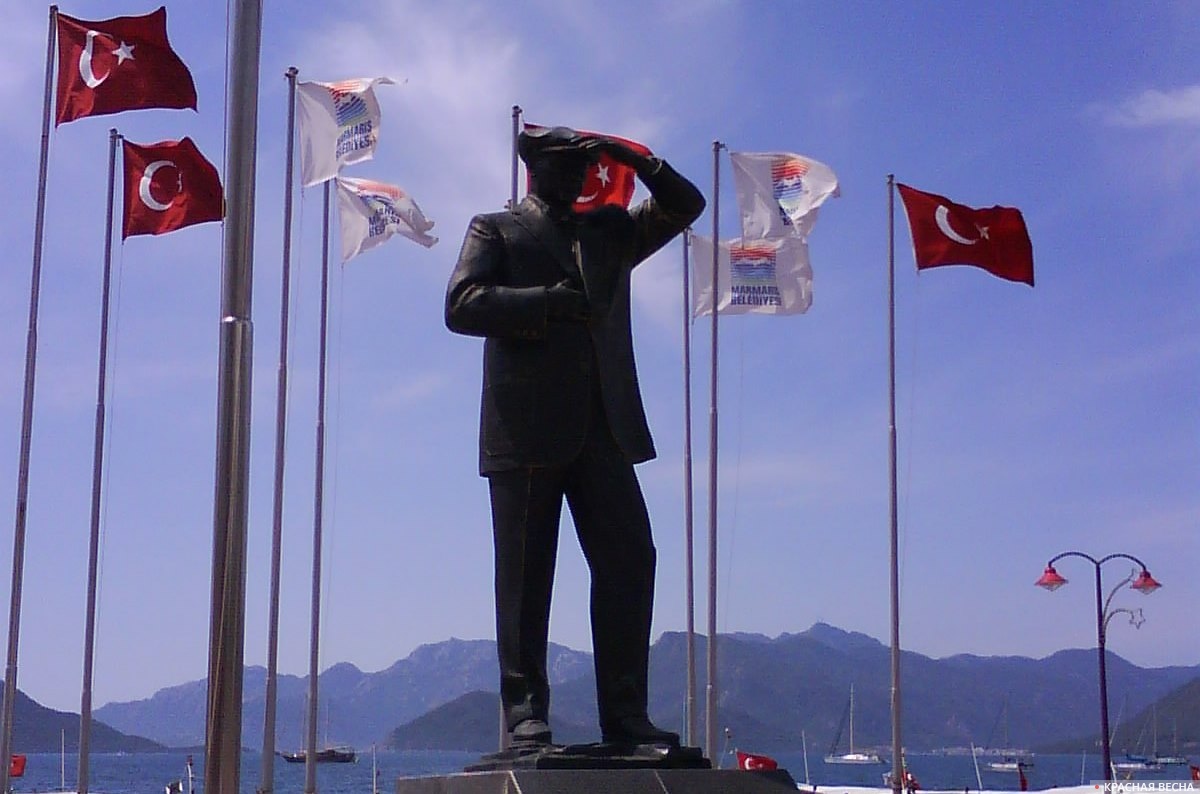 Памятник Кемалю Ататюрку. Турция