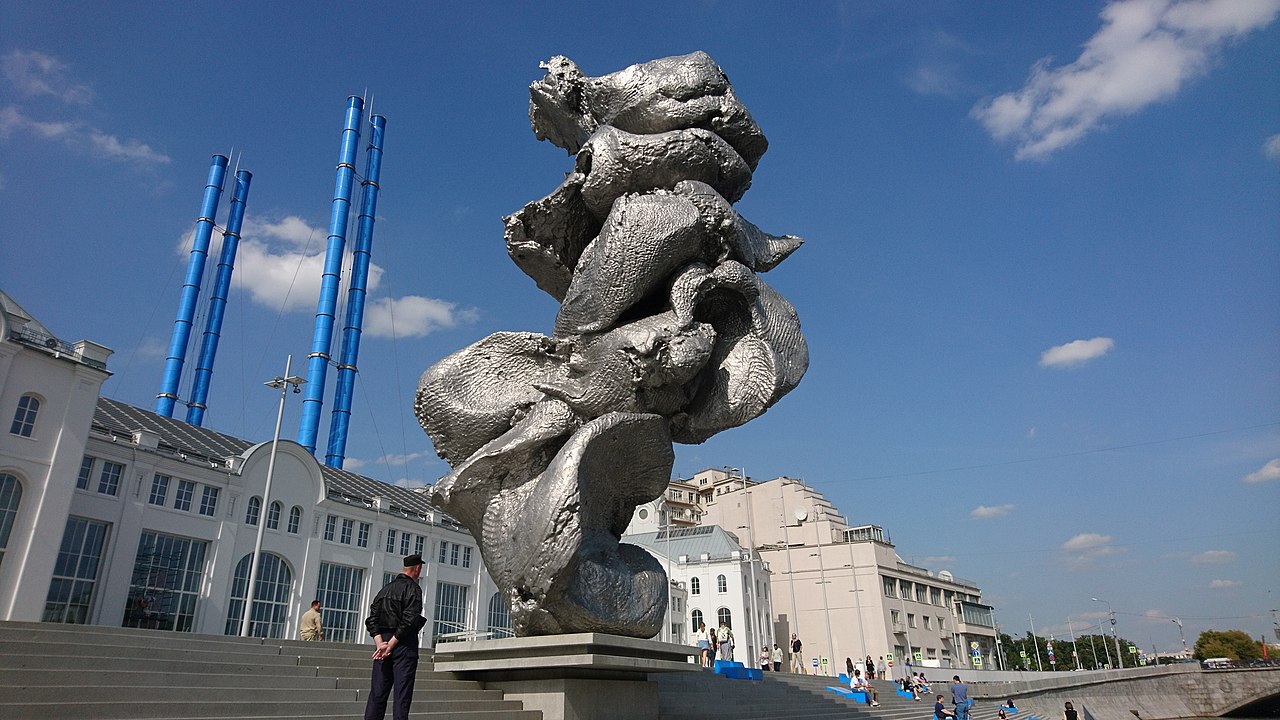 памятник на набережной в москве
