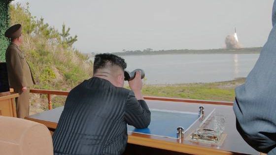 Ким Чен Ын наблюдает за пуском ракет