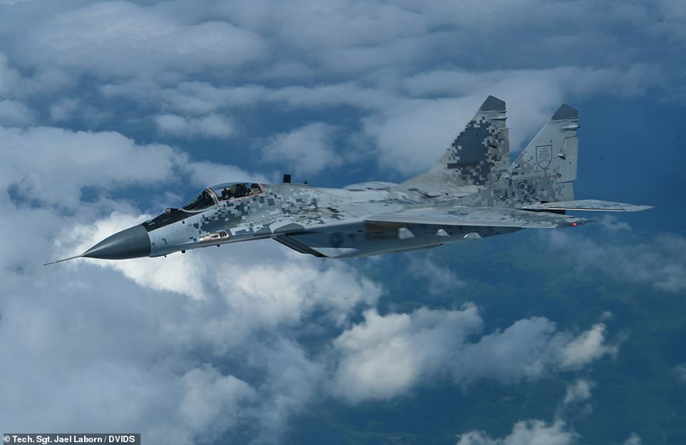 Истребитель МИГ-29 ВВС Словакии сопровождает бомбардировщик В-52